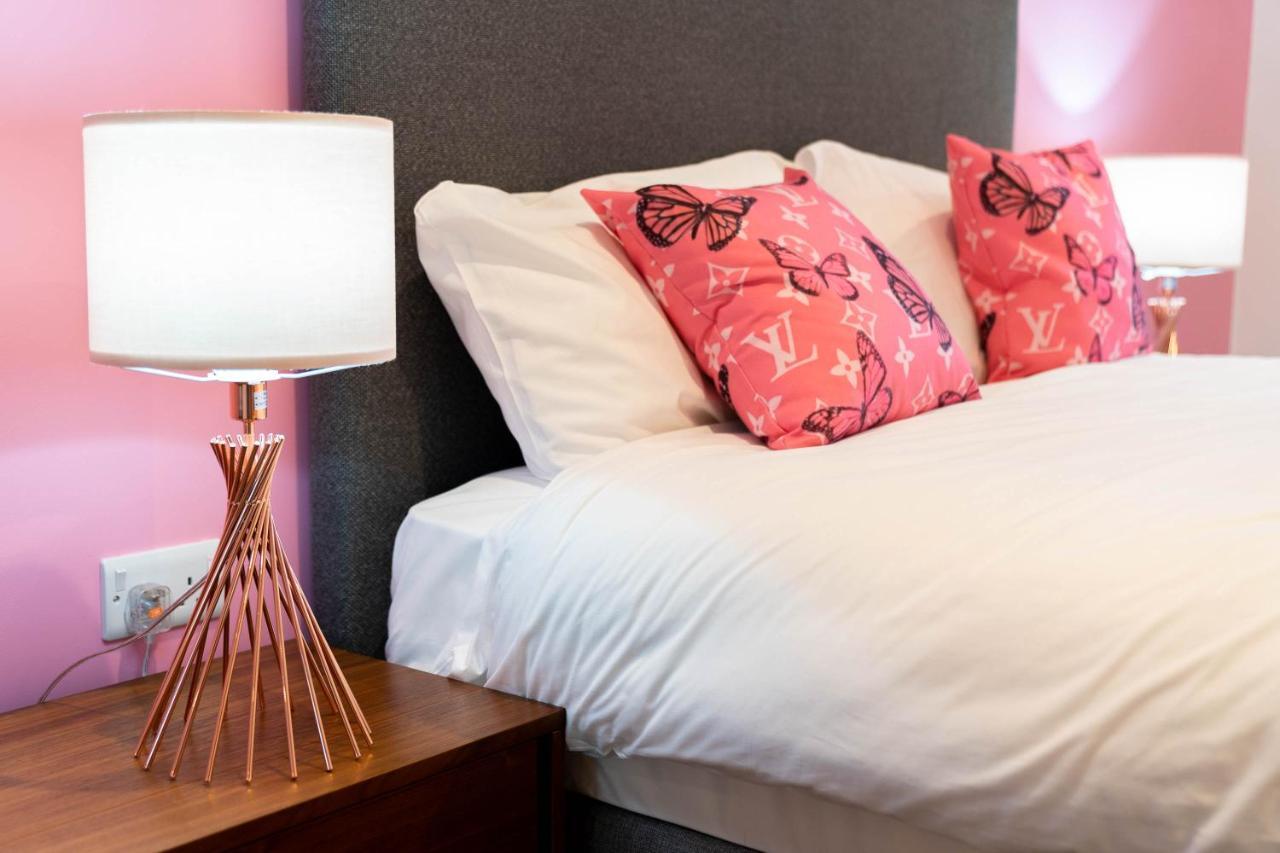 Maevela Apartments ☆ Pink Luxury Apartment With Balcony - Birmingham City Centre - 5 Min Walk From Bullring, Cube, Mailbox, New Street Station - Free Netflix & Wifi Exterior photo