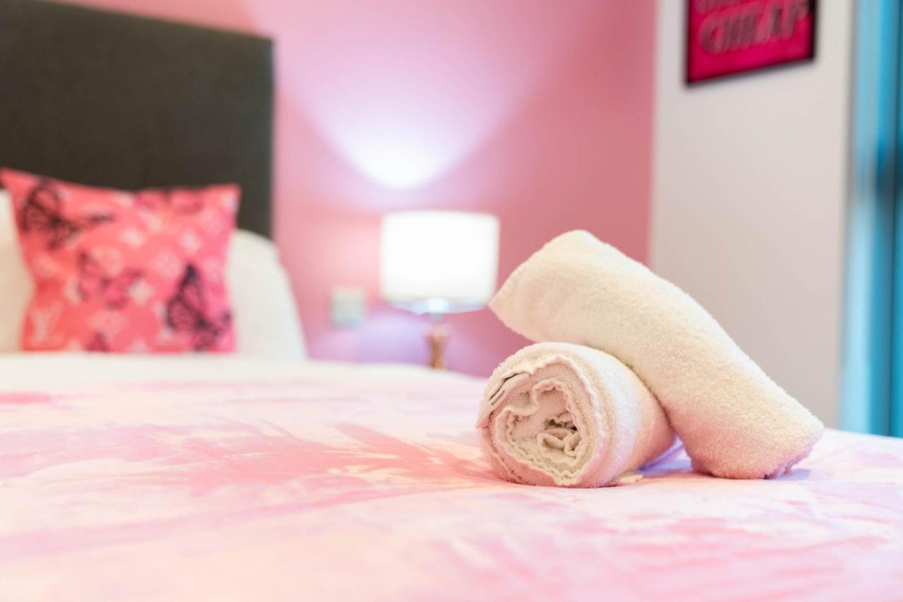Maevela Apartments ☆ Pink Luxury Apartment With Balcony - Birmingham City Centre - 5 Min Walk From Bullring, Cube, Mailbox, New Street Station - Free Netflix & Wifi Exterior photo